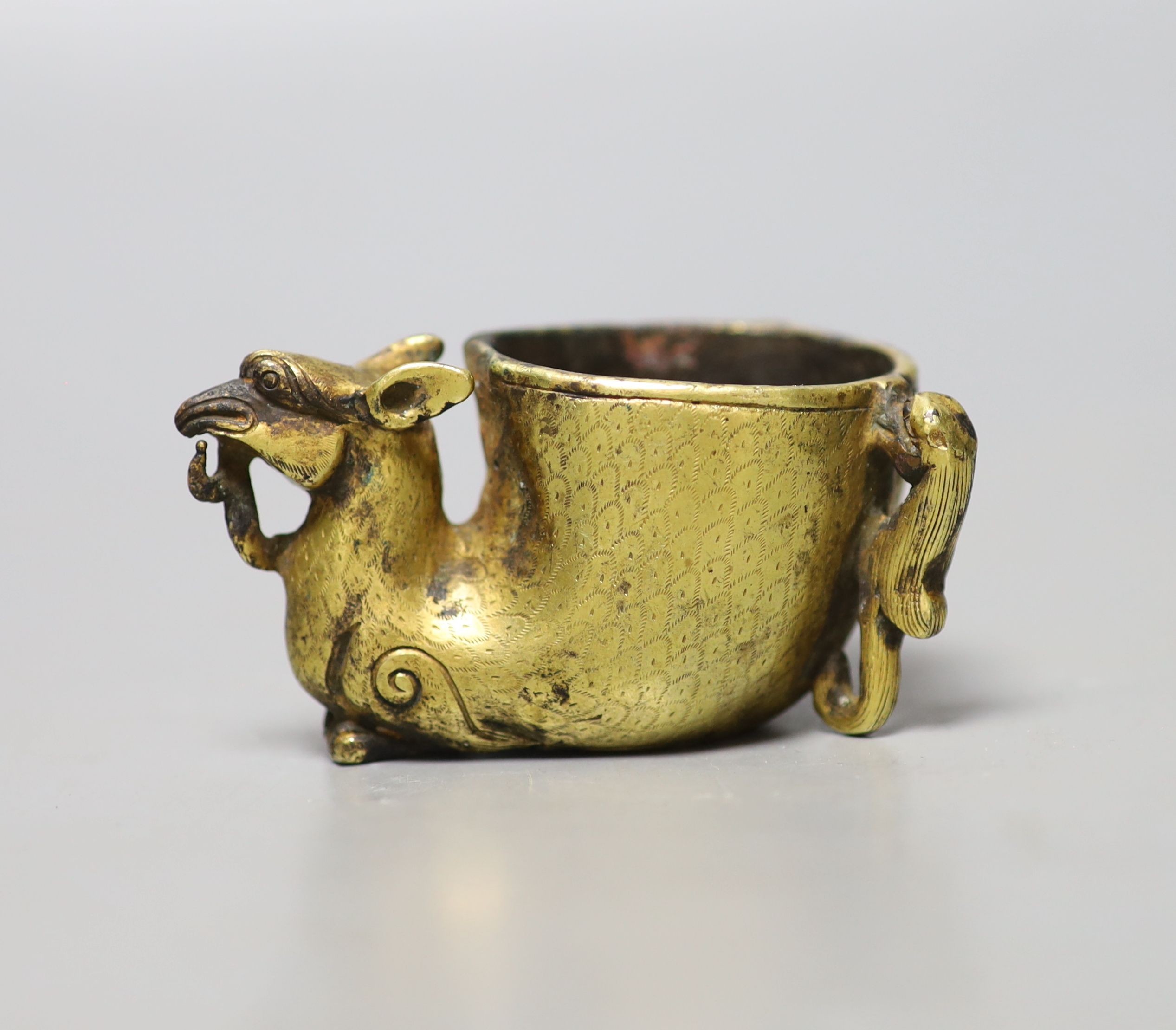 A Chinese archaistic gilt bronze rhyton cup, 6.2cm